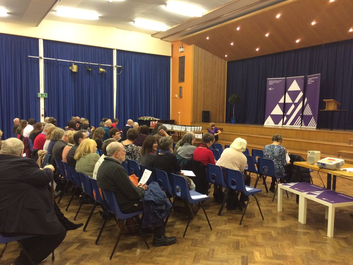 Pawb yn barod am noson Wobrwyo Dysgu #Cymraeg Gwent - Everybody ready for our #Welsh Awards evening. coleggwent.ac.uk/Welsh  #nwg2016