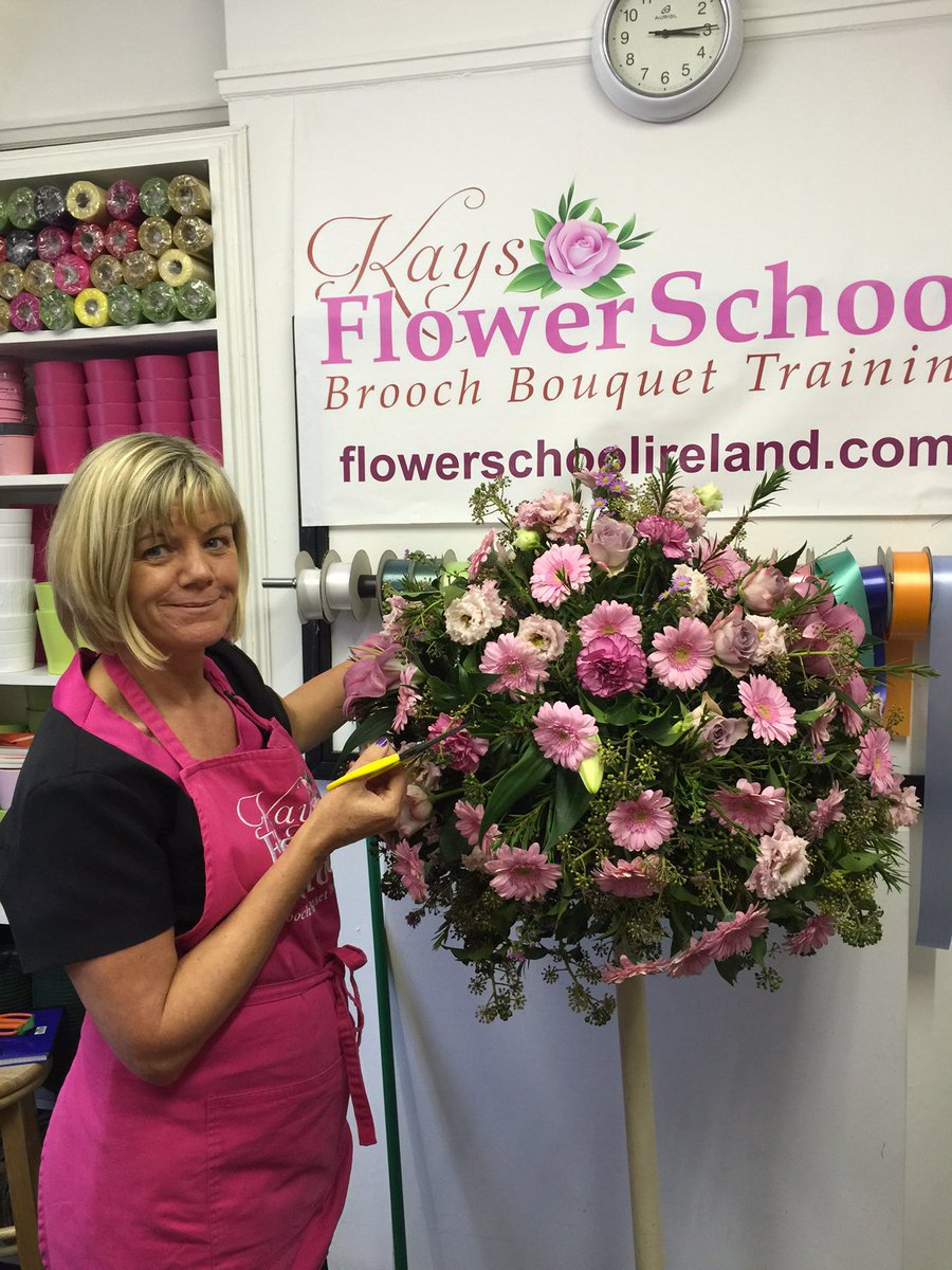 kayflowerschool's tweet photo. @FlowerSchoolIE Woking hard today #flowerschool #topiarytree https://t.co/aITfFyLKtd