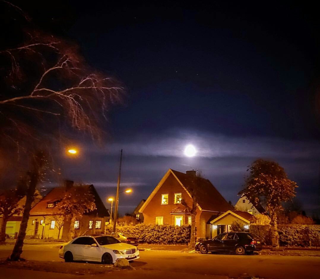 Mo_balushi's tweet image. #القمر_العملاق (الحقيقي) في #السويد 
بلا تعديلات و لا إضافات ولا فلاتر!
من حساب @Sweden_AR في إنستجرام