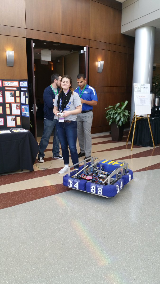 KeeneBaker's tweet photo. #nise2016 #omgrobots https://t.co/jfEMb81LcA