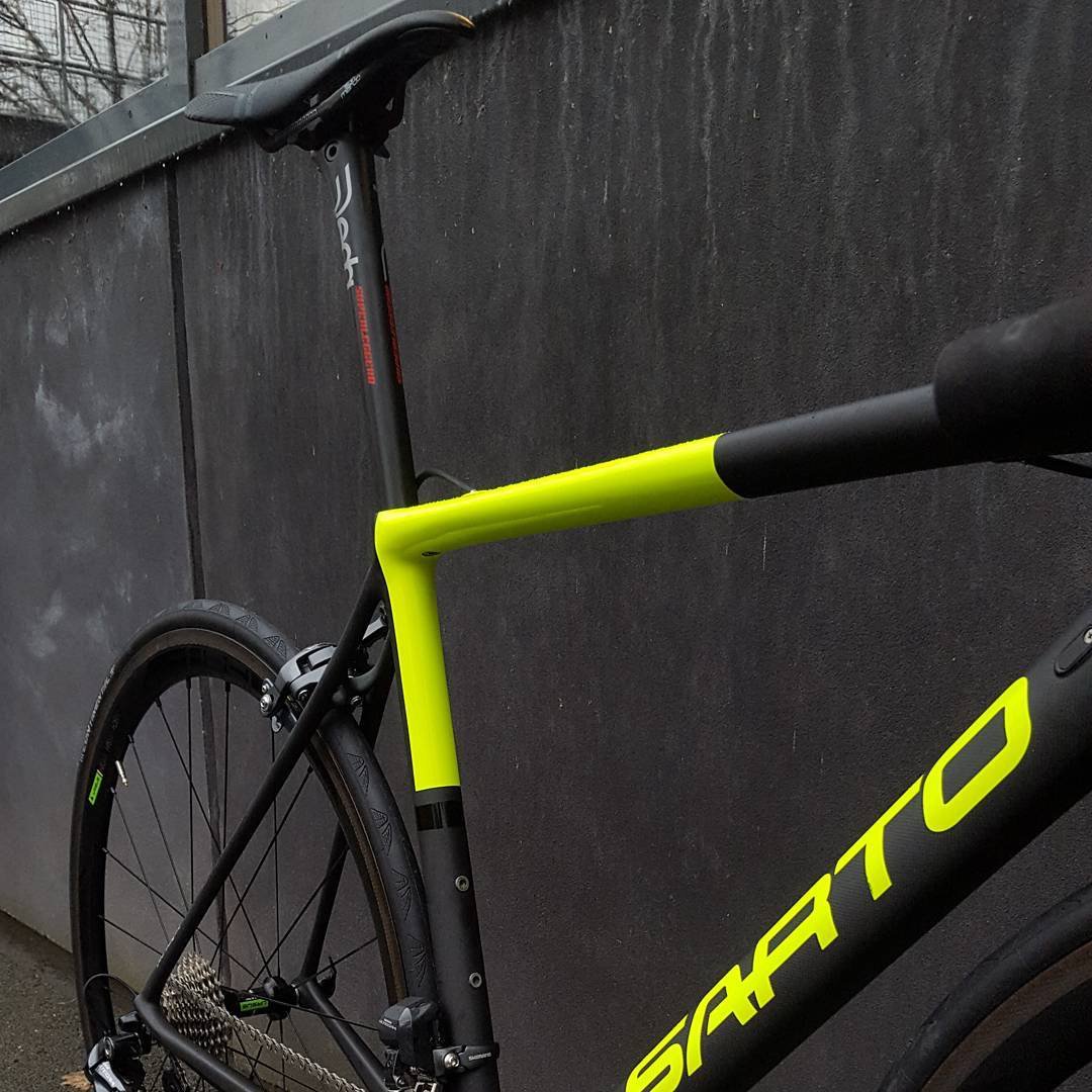 New #Seta in a shocking neon yellow, for the ultimate performances with the classic #Sarto's signature.

100% #handmadeinitaly.