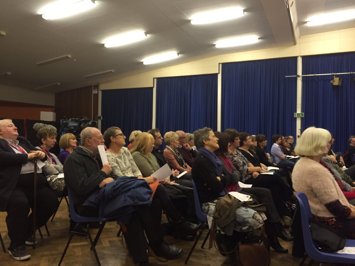 Dysgwyr yn mwynhau clywed clecs Nia! <a href="/CymraegGwent/">CymraegGwent</a> <a href="/learncymraegGWE/">Learn Welsh Gwent</a> #nwg2016