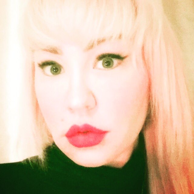 FanniCompton's tweet photo. #selfiemonday #doesthatevenexist #lookatmyface https://t.co/Q19tsphaMY