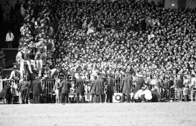 TerraceImages's tweet image. Millwall fans cram in to Luton Towns Kenilworth Road for an FA Cup tie in 1985 #Millwall #Luton
