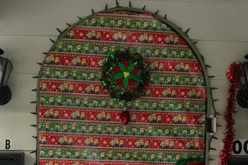 Christmas-loving elderly woman goes all out on neighbor's door via <a href="/socialgood/">Social Good</a> zoot.li/dg2pv #elderly