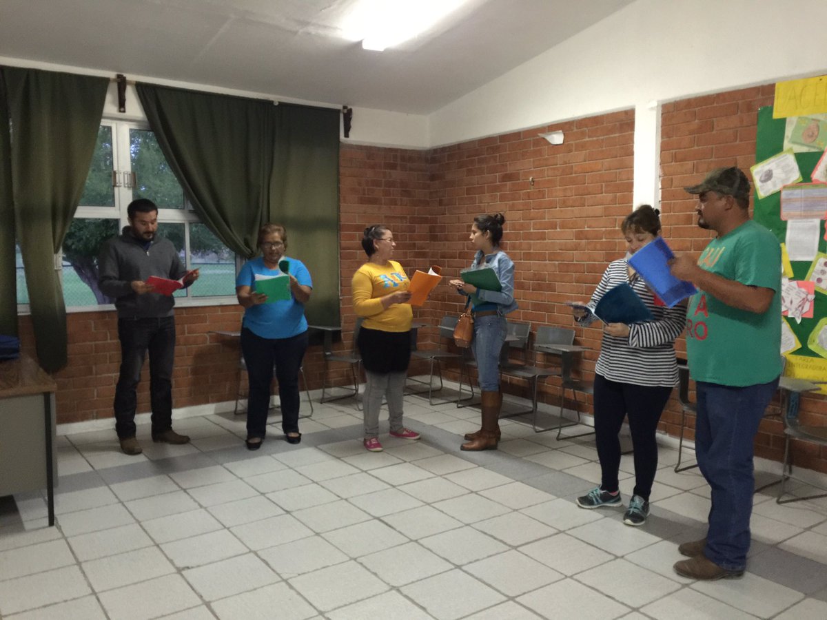Alumnos del grupo mixto en el ensayo de la pastorela <a href="/luciaazucena/">Azucena Ramos</a>