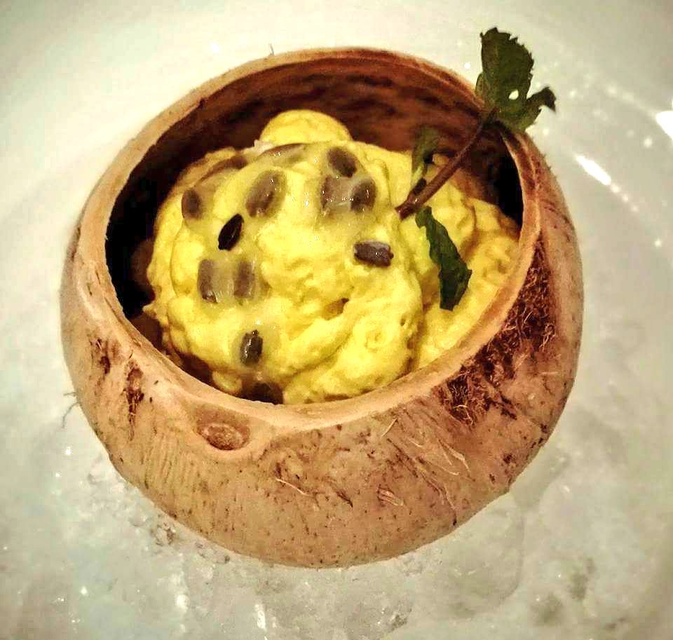 dhempe's tweet photo. Desserts #LoboRestaurant #RitzCarltonMegaKuningan #RitzCarltonChefs #RCMemories Yin &amp; Yang;Mango Cream #DhempeNivyTravels  #DhempeNivyInJava https://t.co/QB4bCEvWNT
