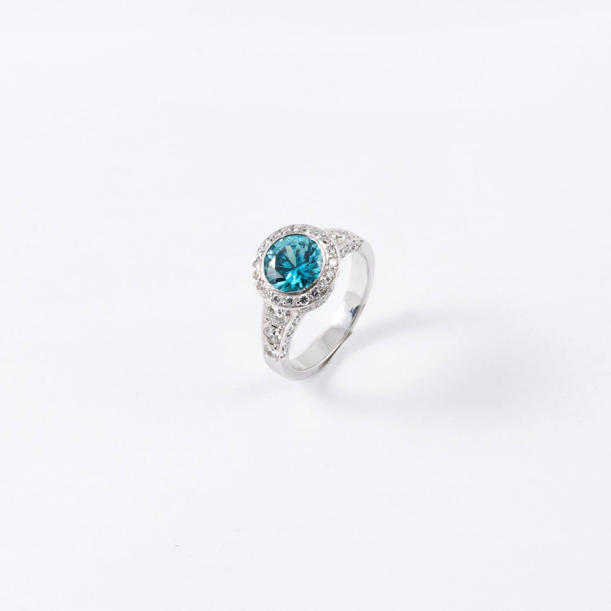 MAJewellers's tweet photo. It's Monday, time to sparkle and shine! ✨ @shop124street #yeg #local https://t.co/tgIUZQFsp8