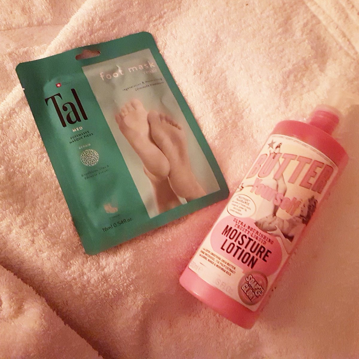 onlymakeupstuff's tweet photo. Moment détente avec ma crème corporel @SoapandGlory et un masque pieds de chez @Tal_Skinconcept 😍
#footmask #masquepieds #bodycare https://t.co/RD19epES1l