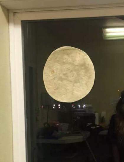 gosh the supermoon looks amazing out my window!!!! 😂😂 https://t.co/PPeIDZNOCH