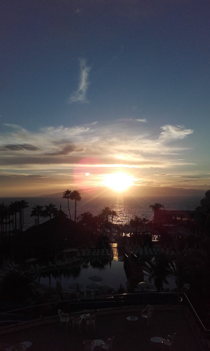 benmould2's tweet photo. @DykesCaroline hi it's good that you have Twitter that was the sunset in Tenerife https://t.co/jd5sgbO6e6