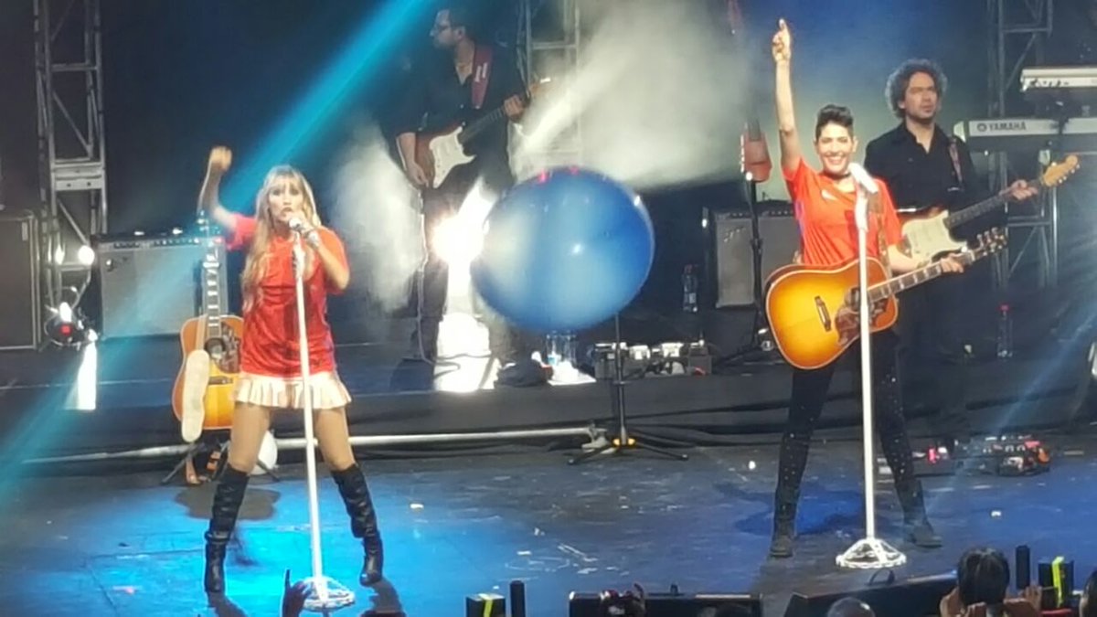 FCHaAshChile's tweet photo. El globo le da un toque mágico a la foto! Jaja @haashoficial #HaAshEnViña2017 @cotyreginato https://t.co/s20ORjXkRC
