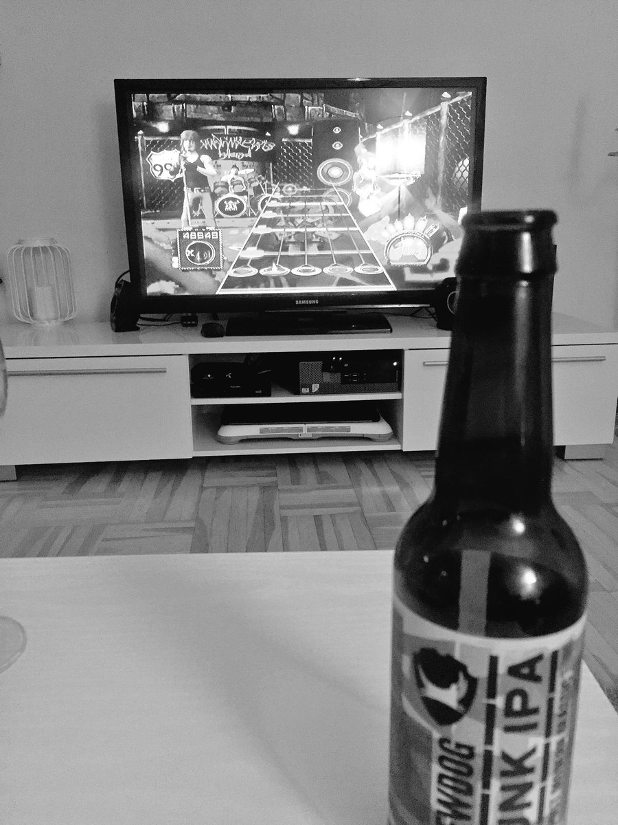 Vill säga #tbt - men de var säkert inte en torsdag.. Guitar hero &amp; öl ✌🏼️