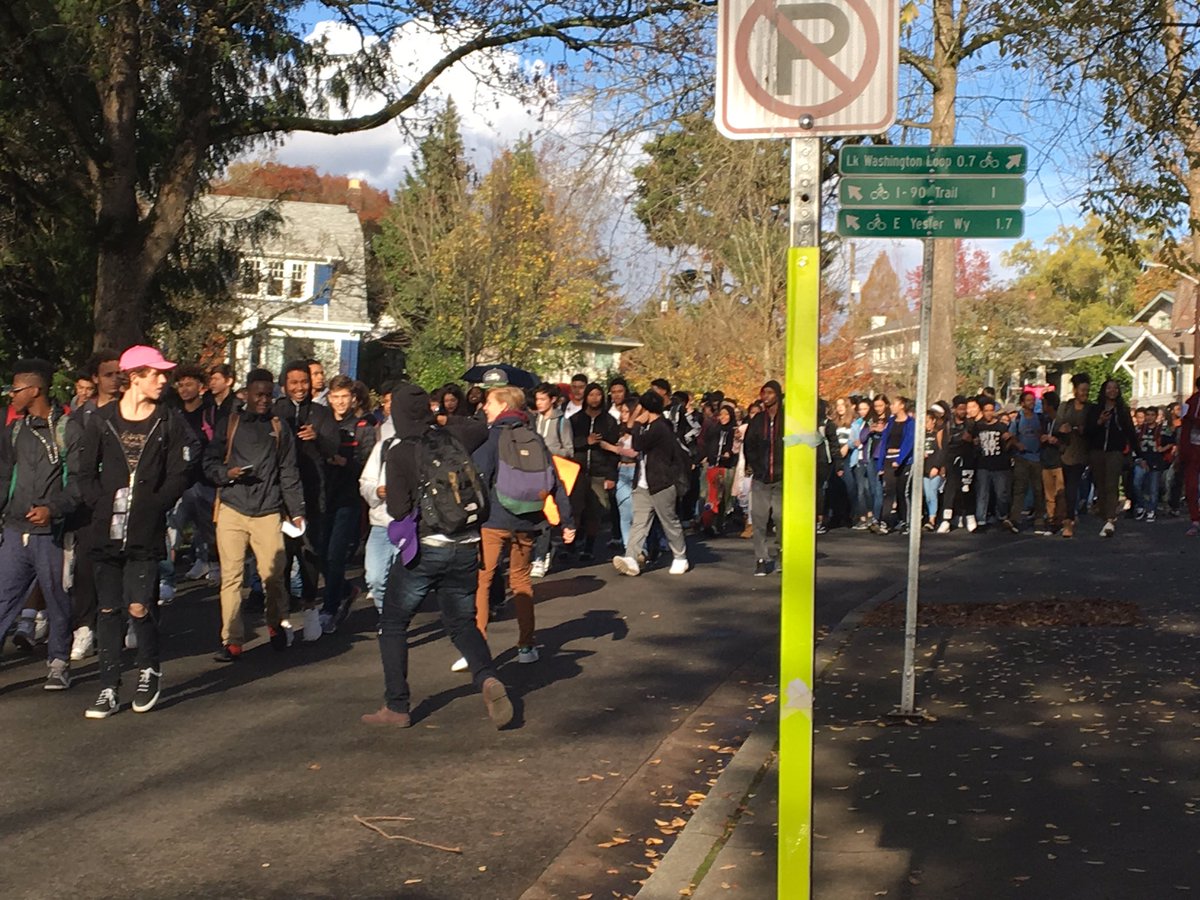 soc_students's tweet photo. Franklin High walking out against Trump #ResistTrump #WeRejectThePresidentElect #StudentsAgainstTrump https://t.co/dr99M9UE4m