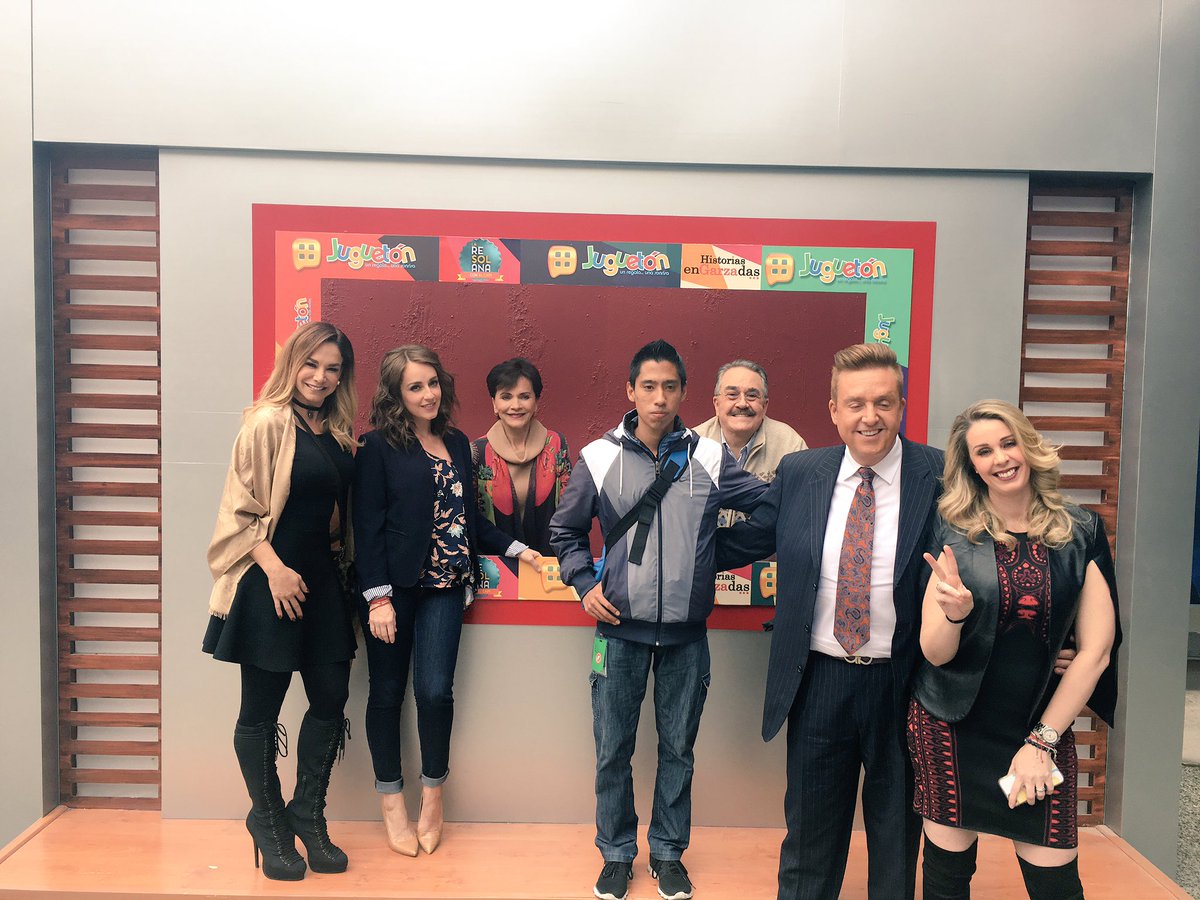 LisVega's tweet photo. Acá con todo el equipo de @Ventaneando13 un gusto saludarlos gracias por el apoyo siempre #quermes #jugueton https://t.co/x9kyPMbWNo