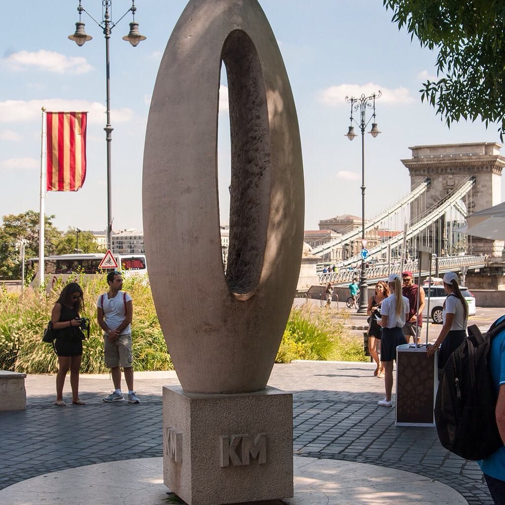WanderlustRT's tweet photo. Made it to #Budapest and got #Lost your way for the #euroroadtrip !? Look for this 3m high… https://t.co/l1xb3MK5Aj https://t.co/VLttTfAjEU