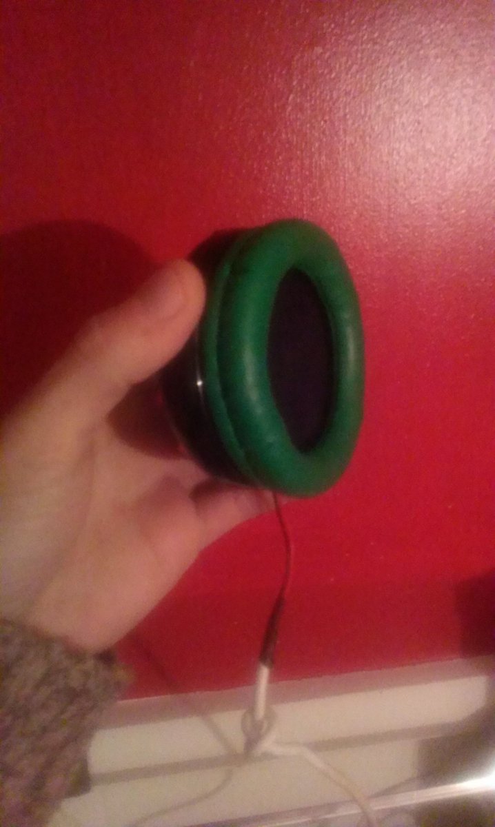 SkiyeLab's tweet photo. Making my own vocal mics from an old set of skullcandy eargoggles :) the clip-on pads make great spitguards! #homemade #DIY #musician #Skiye https://t.co/p7jsKf1X4e