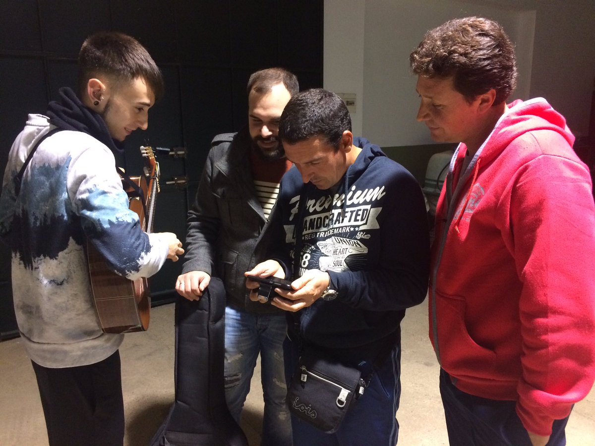 Otra noche de coplas. Ya el mono es más difícil de aguantar y se ha incorporado de nuevo <a href="/eloycarrellan/">Eloy Carrellán</a> 🎭🎭🎭