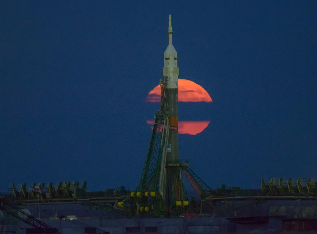 As next <a href="/Space_Station/">International Space Station</a> crew preps for Nov. 17 launch, the #supermoon rises behind the rocket that will carry them: go.nasa.gov/2fTEKKp