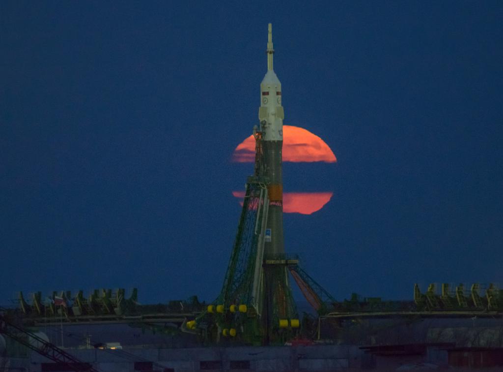 As next @Space_Station crew preps for Nov. 17 launch, the #supermoon rises behind the rocket that will carry them: go.nasa.gov/2fTEKKp