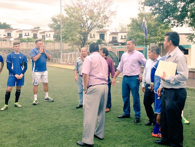 FEDEFUTBOL_SV's tweet photo. 👋 Comité Ejecutivo, despide y desea éxitos a los jugadores de la Sub-17 en la Eliminatoria de UNCAF ⚽️ https://t.co/wuLhyCPEZB