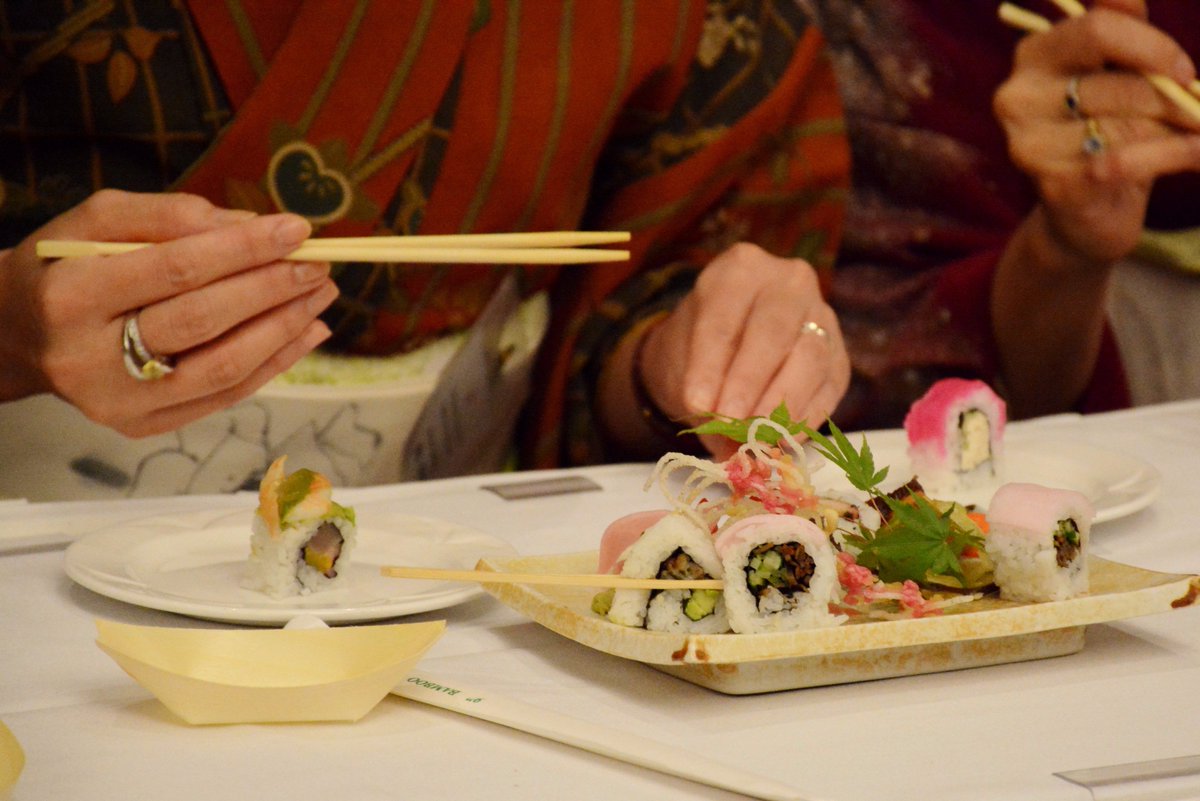 <a href="/Tonari_Gumi/">Tonari Gumi</a> の酒テイスティングの寿司ロールチャレンジ登場したお寿司！おいしそうですよね！バンクーバーでは寿司というとロール寿司が主流なんです！
#sushi #sushiroll #californiaroll #お寿司 #寿司 #隣組 #海外 #バンクーバー