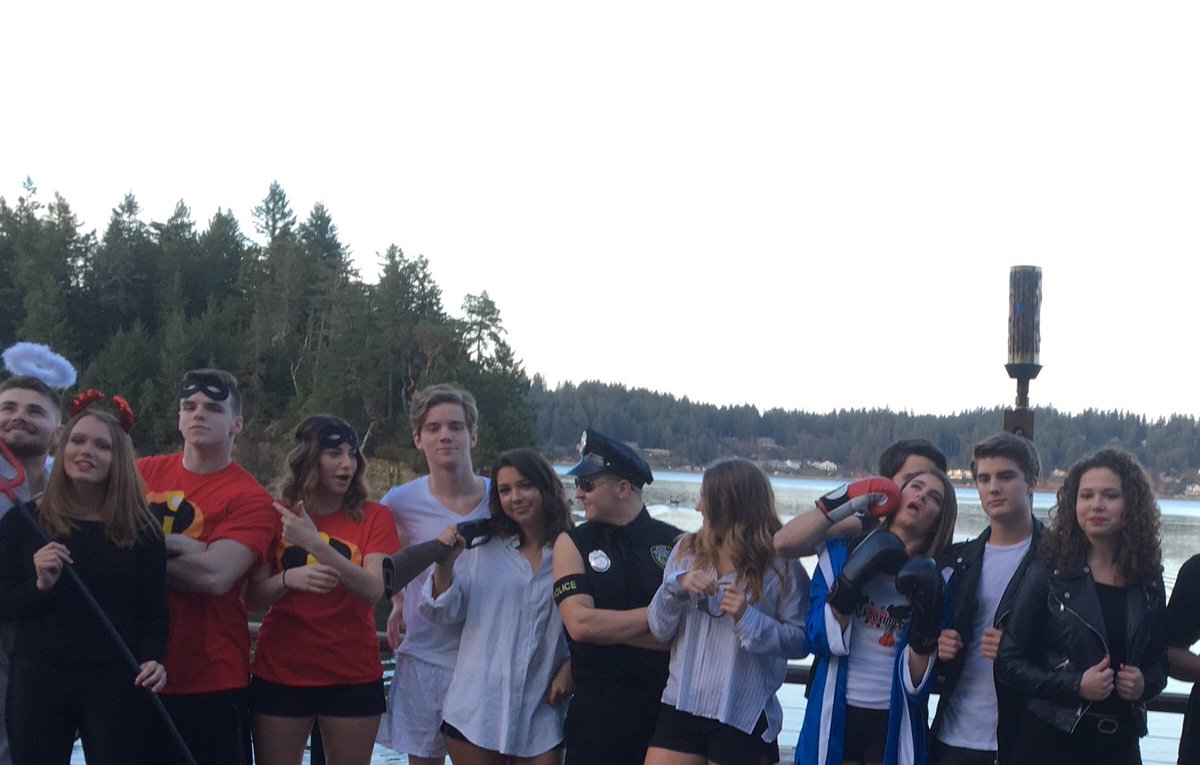 MaggieOatridge's tweet photo. when everyone's senior year seems to be going rlly well but it's hitting you like https://t.co/gwCVsGgl0r
