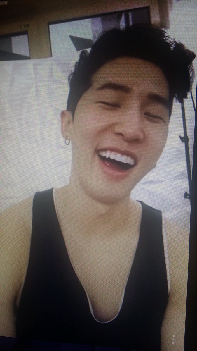ChayKyles's tweet photo. @HerFavoriteOppa 
When you send your friends sexy pictures of your favorite youtuber..so what would you do?? Her awnser though haha how cute https://t.co/2h59c9btot
