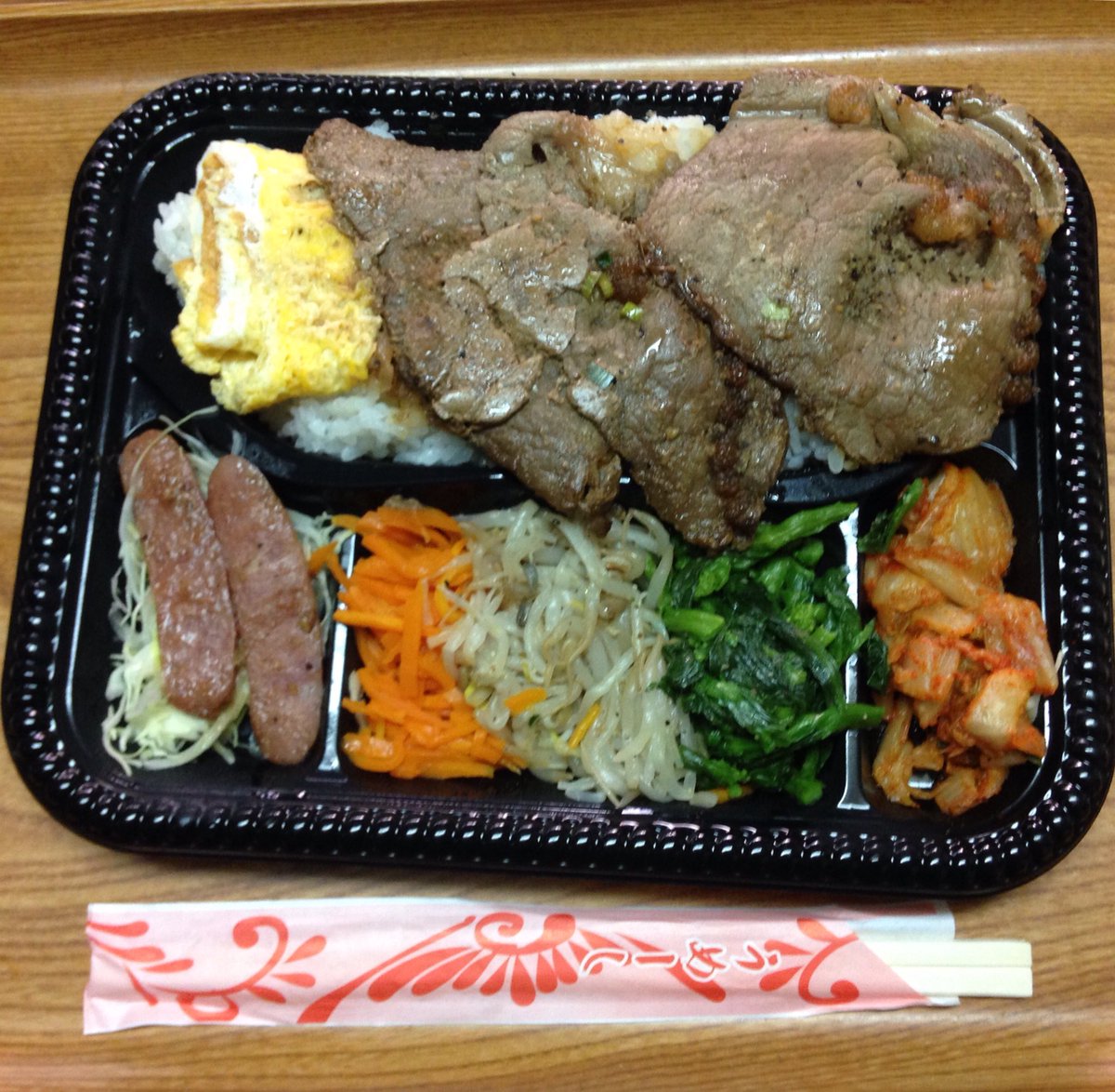 et5nb_emi's tweet photo. 沖縄市の焼肉屋さんのお弁当🍱
ボリューム満点✌️ https://t.co/YF9IP3feMY