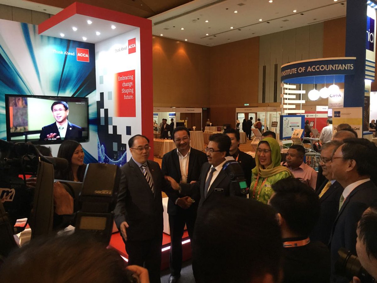 ACCAMalaysia's tweet photo. Finance Minister II YB Datuk @joharighani_ttw visited the #ACCA booth at the #MIAconference. https://t.co/rQZ5FGduiH