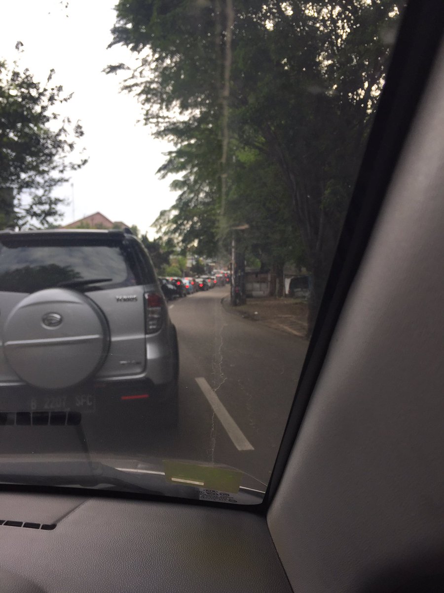 DinyIbrahim's tweet photo. Ada apa dgn sepanjang jalan lebak bulus 1 (bona indah), macet panjaaaaaangggg, hampir 1,5 jam disini😭😭😭 https://t.co/zYq9Mz76Tr