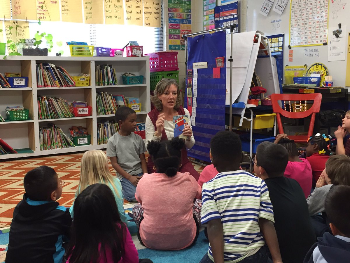 Kim_Scott_15's tweet image. Absolutely LOVED learning more about reading today with #BethWhite from @UofSC! #ReadersAreLeaders #APsLearnToo