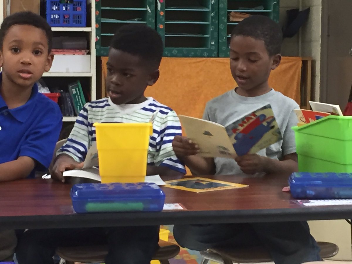 Kim_Scott_15's tweet image. Absolutely LOVED learning more about reading today with #BethWhite from @UofSC! #ReadersAreLeaders #APsLearnToo