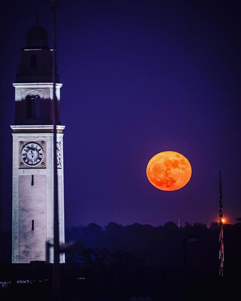 ChrisParent's tweet photo. The super moon appeared over campus tonight for a gorgeous sight to behold! https://t.co/5tSUUMbC68 https://t.co/m4IOG04ZOc