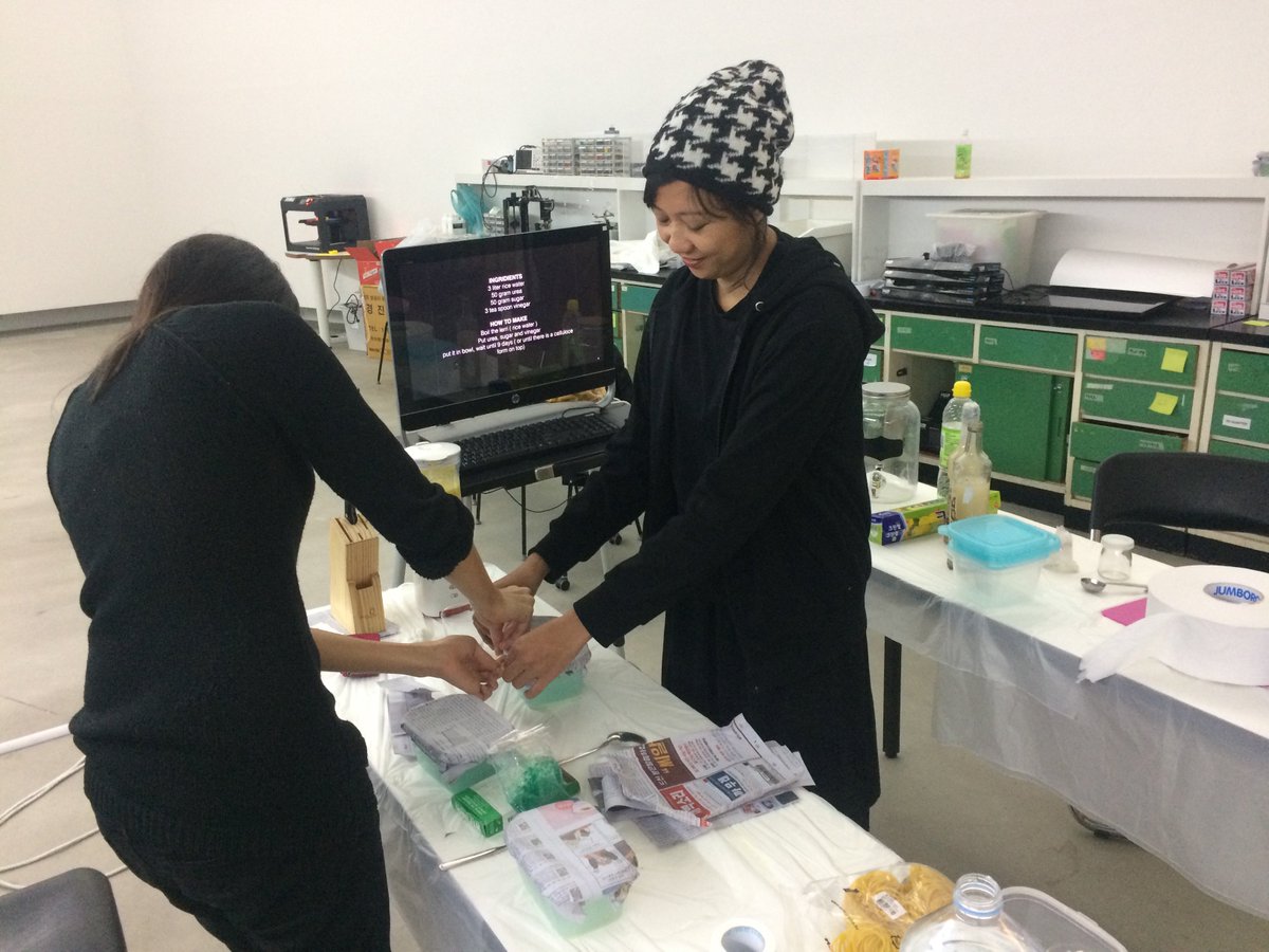 tsudakazutoshi's tweet photo. #APAP5 Anyang Kitchen Science Lab: Bacteria Farm Workshop. Culturing some bacterias using various medium (Madre, Nata, Probiotic drink, etc) https://t.co/7HCbcQSL4b