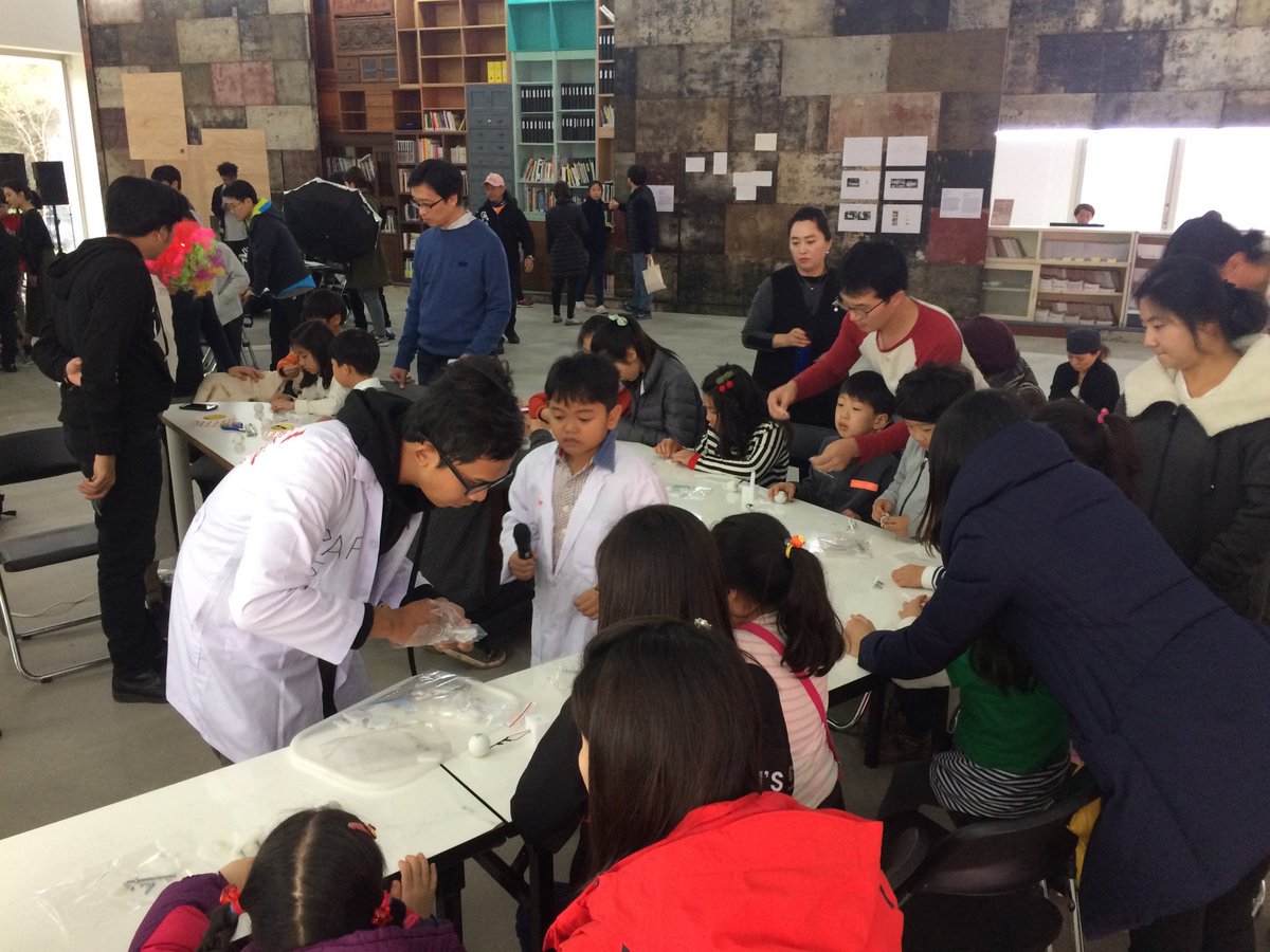 tsudakazutoshi's tweet photo. #APAP5 Anyang CellsKid Lab: Robotic Workshop. Building DIY Kissing Robots. https://t.co/JwZmT3Lf5s
