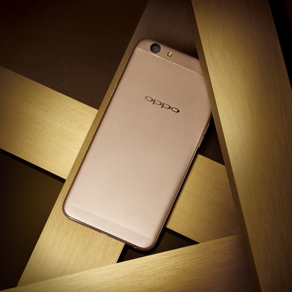 oppo's tweet image. Got your #SelfieExpert already? Hurry up! #OPPOF1s Visit oppo.com/en
