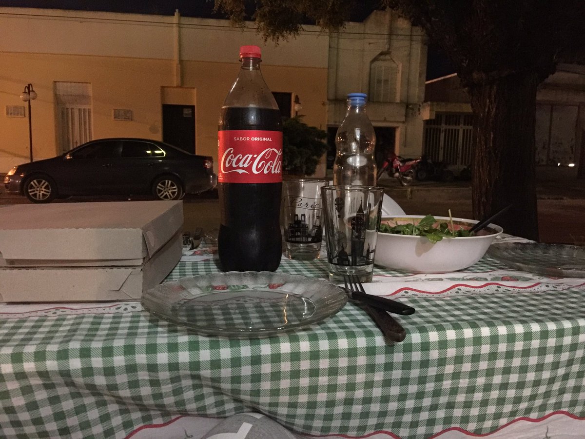 Miltonolmos58's tweet image. Cenamos proyectando ideas del Plotteo 2017 con mi amigo Nicoleta Gabelic #BlurDesign