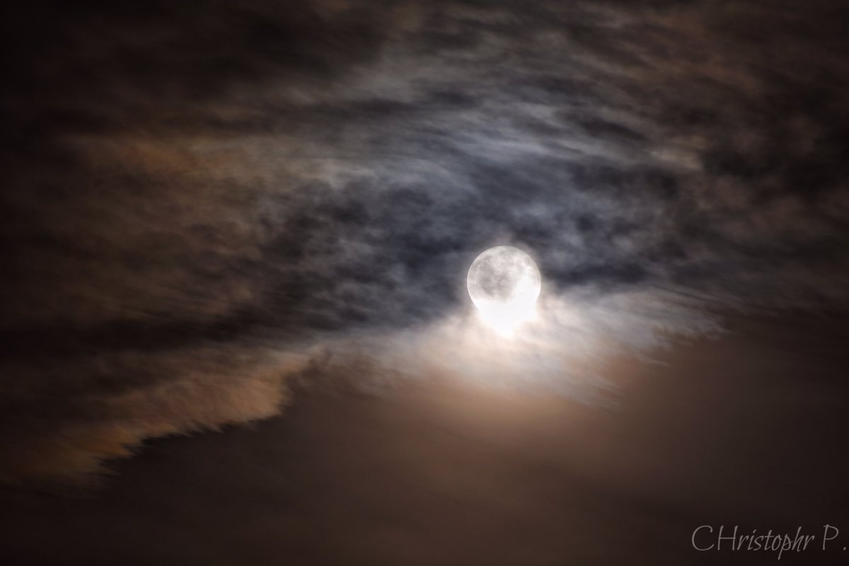 OBIdotETH's tweet photo. Went out to snap the #superblob (thnx clouds)😋..but some formations looked like waves on a beach, no?
😉🌕✨@Lyndsay_CTV #supermoon #kwawesome https://t.co/wLoenpyHMS