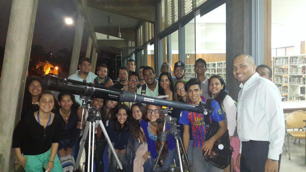 AstroPopular's tweet photo. Todo un éxito #SuperLunaenlaUCV  observando #supermoon2016 con la comunidad universitaria UCVISTA. https://t.co/uhqNAMV87d