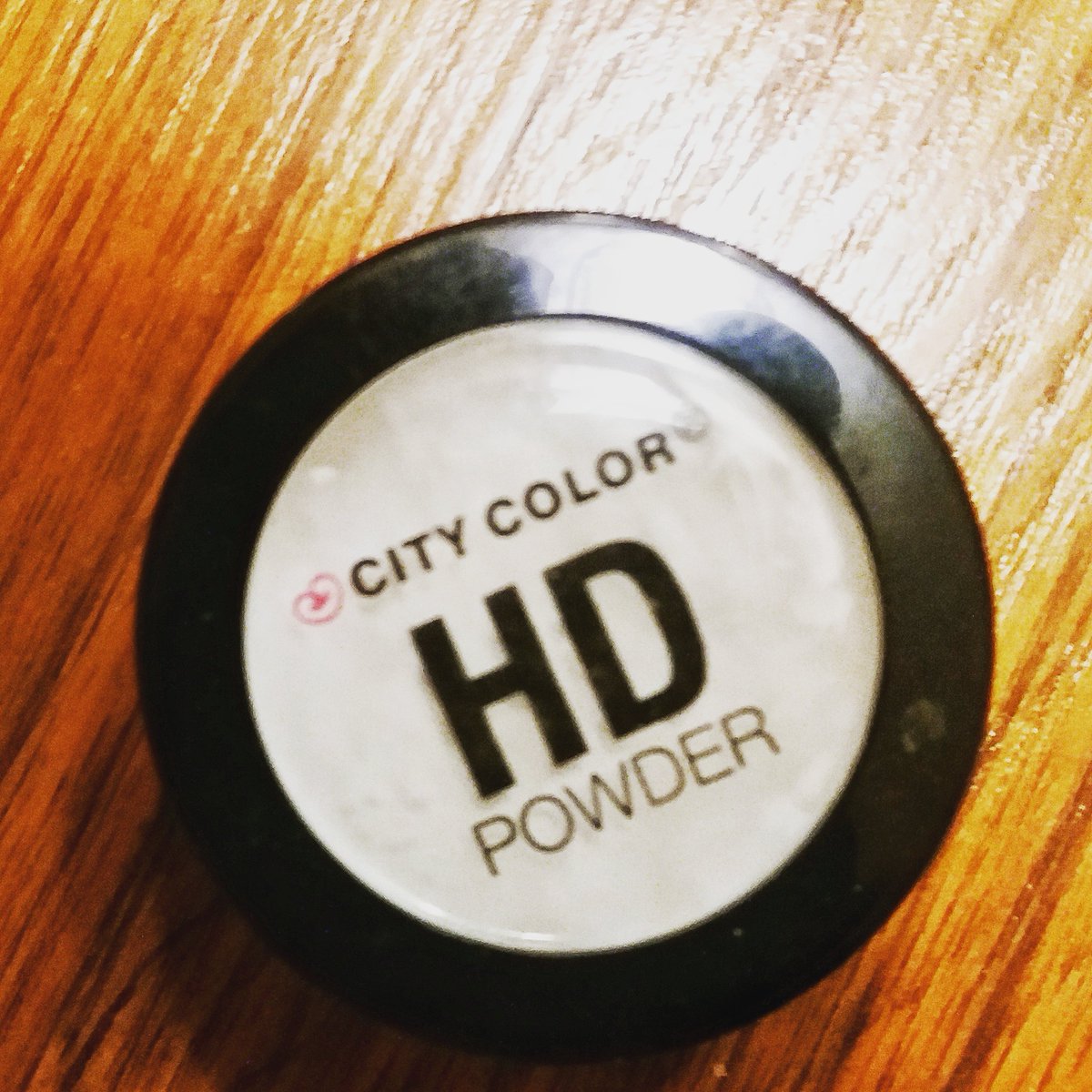 RakelBeauty's tweet image. #Makeupmonday 
#HDpowder by @CityColorBeauty 
*finely milled
*blurs imperfections such as fine lines and large pores
*Great for oily skin