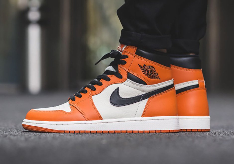 KicksLinks's tweet photo. #RestockReminder

Air Jordan 1 "Black Toe" &amp; "Reverse Shattered Backboard"
November 15th at 10 AM (EST)

LINKS --> https://t.co/sv91ExVhHJ https://t.co/R2A8lXucWf