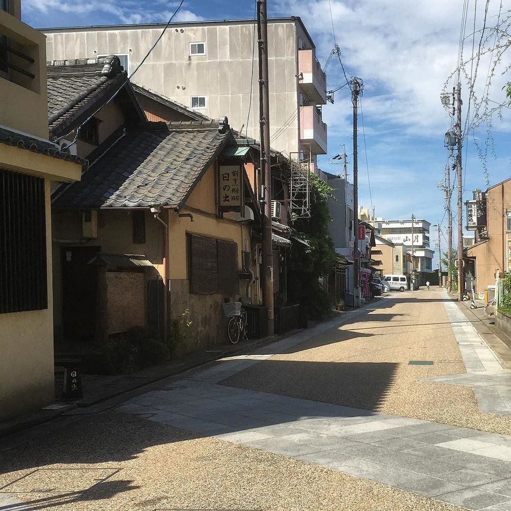 co_checkmate's tweet photo. 桑名宿
日の出さん前から菊水さん方面の旧東海道。
#桑名宿 #旧東海道 #桑名市 #桑名遊郭跡 #桑陽園跡 #色街跡 #遊里跡 #風景 #tokaido #kuwana #red_… https://t.co/VQAdblIWsj https://t.co/a6YRcMFa7N