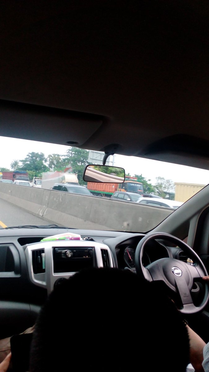 ano_sularno's tweet photo. Arah jakarta menuju cikampek macet ruas tol https://t.co/I2Hp4B67zv