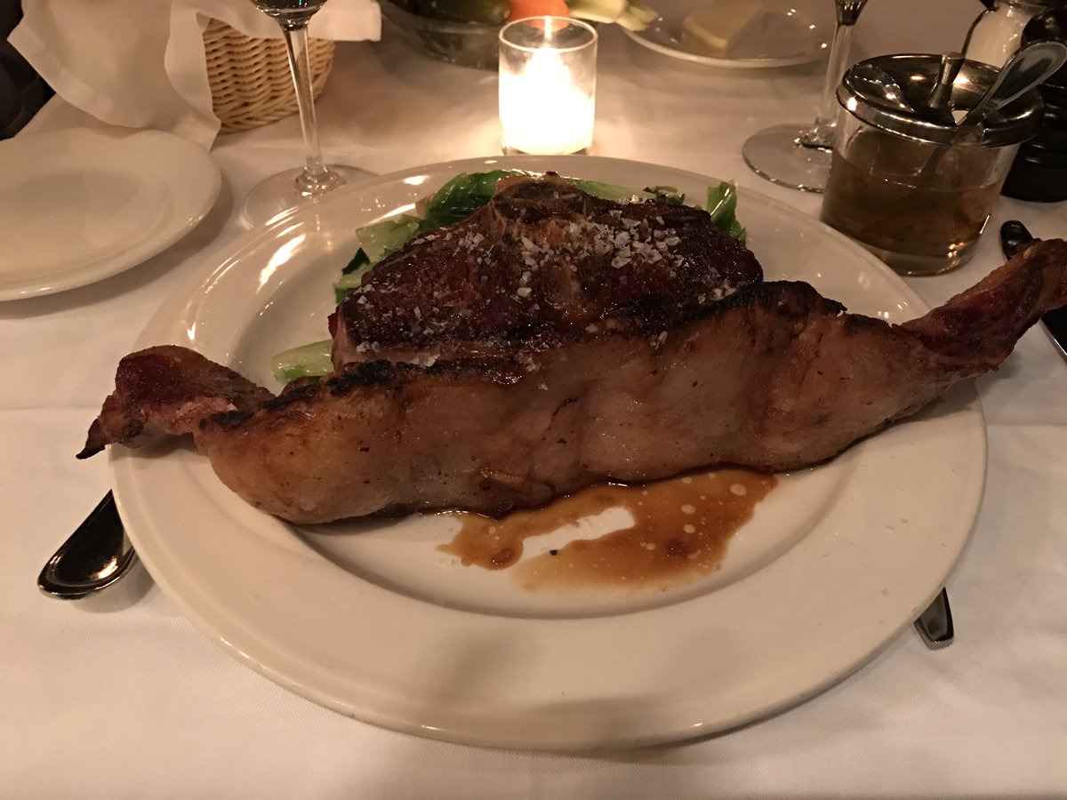 ひで ホワイトタイガー V Tvittere ニューヨークで有名らしい キーンズ ステーキハウスで前祝い 店内は老舗らしく 歴代の大統領のパイプが置いてあります で 名物らしい伝説のマトンチョップをたのんだのですが さすがアメリカ 食事中はテーブル上