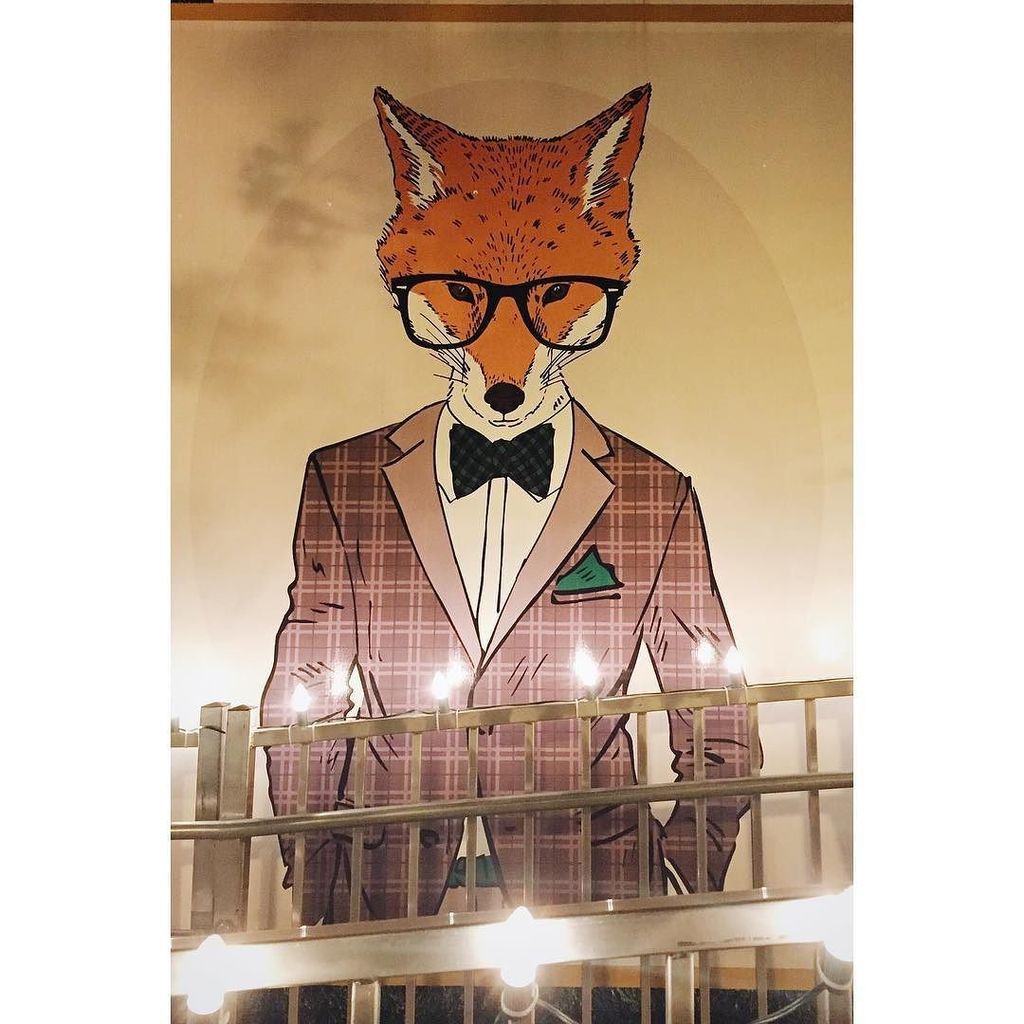 FoxyLoxyCafe's tweet photo. Kindred spirit on the streets of ATL. #foxfamily #atlfox #streetfox https://t.co/yKWpI0vK9s https://t.co/prV9PnCuKF