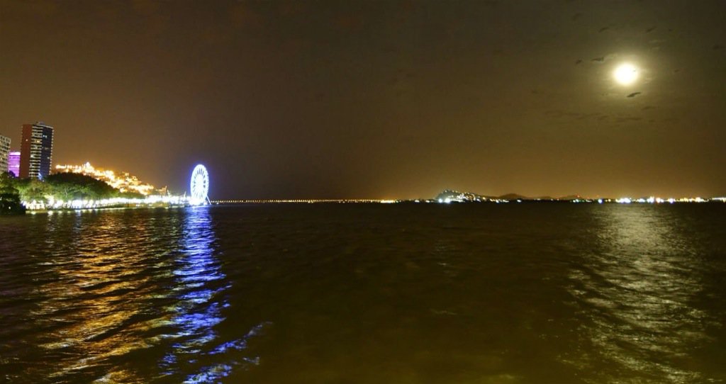 LaPerla_Gye's tweet photo. La Perla es testigo de la #SuperLuna en Guayaquil. #LaPerlaGYE #supermoon2016 #AllYouNeedIsEcuador Foto: El Universo https://t.co/UoZierrFtb