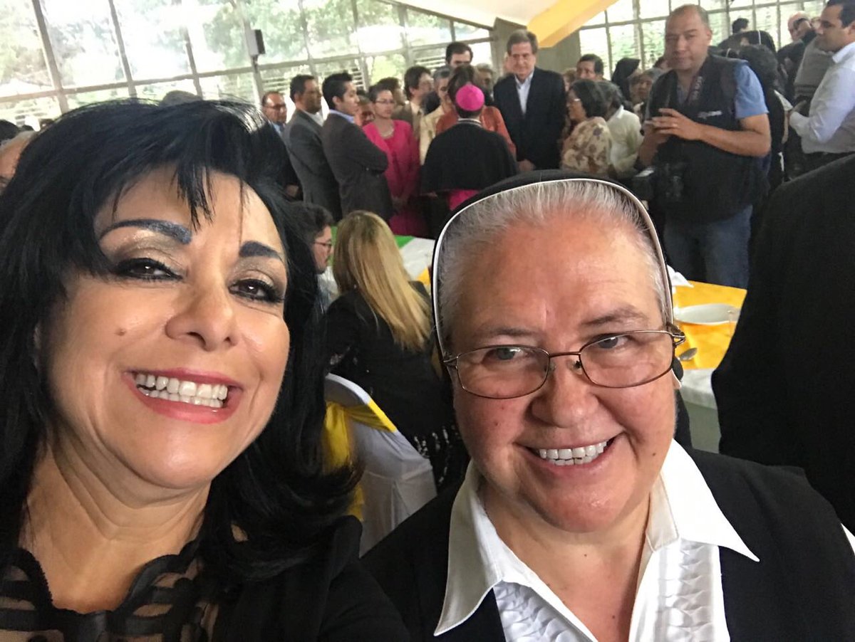 Lucero Saldaña (@lucerosaldanamx) on Twitter photo Un gusto saludar a <a href="/FlorChefMX/">Hermana Flor</a> representante poblana en #MasterChefMx un reconocimiento por su talento Un gusto saludar a <a href="/FlorChefMX/">Hermana Flor</a> representante poblana en #MasterChefMx un reconocimiento por su talento