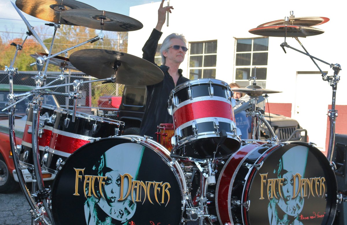facedancerband's tweet photo. Some personal SMASHtastic pics from the @facedancerband video shoot 10/30 #rockmusic #Facedancer https://t.co/1govR0Q8RI