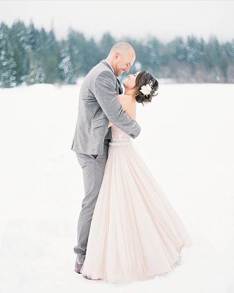 So happy to have A&amp;G's winter wedding featured on <a href="/weddingsparrow/">Wedding Sparrow blog</a> today! 📷: @christiegraha… ift.tt/2fT8oS2